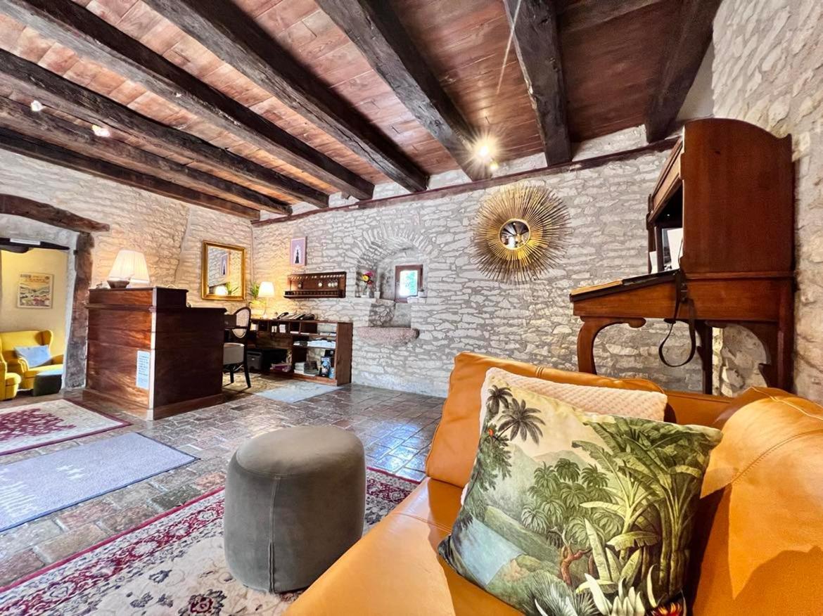 Les Vieilles Tours Hotel